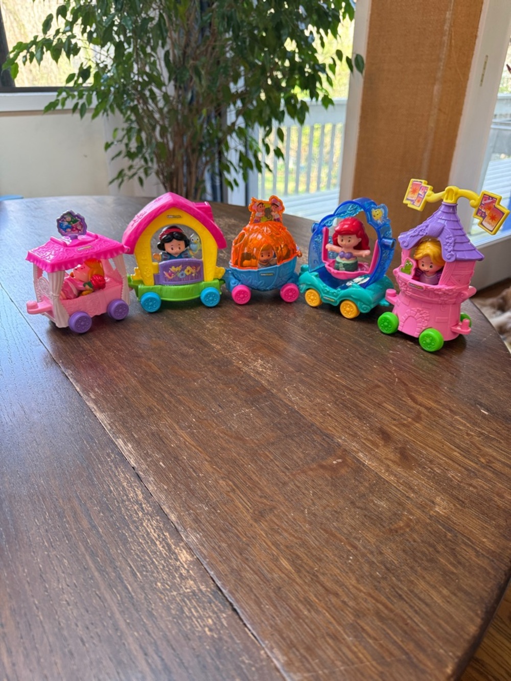 Fisher-Price Little People Princess Parade 5 floats w/ princesses vintage 2017